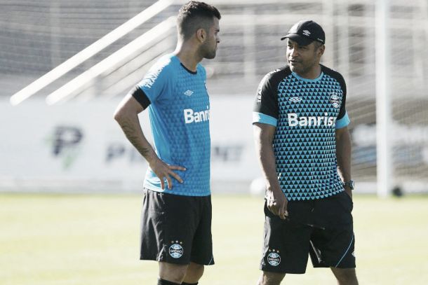 Grêmio volta aos treinos e Roger Machado tem volante Maicon disponível para enfrentar Santos