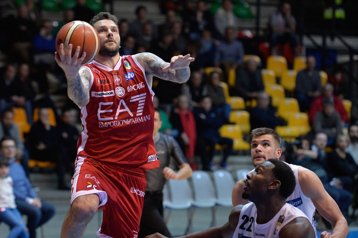Legabasket Serie A - Un super Micov regala la vittoria a Milano: finisce 88-80 contro Trento