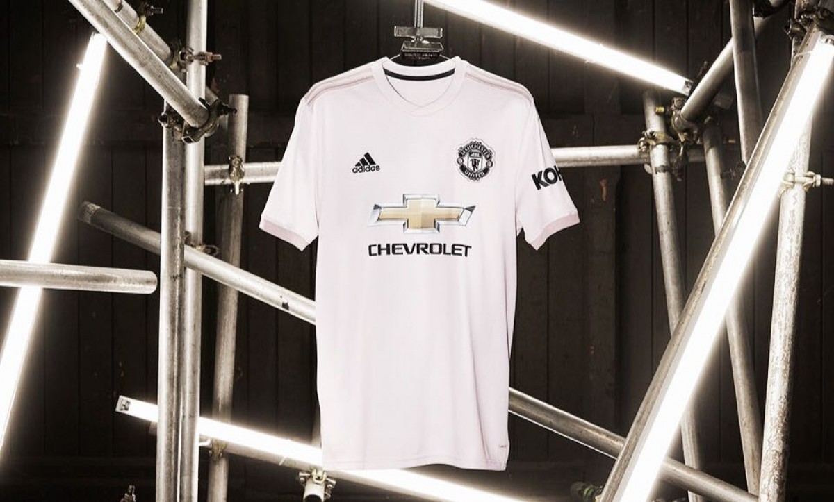 Manchester United apresenta segundo uniforme rosa para a temporada 2018-19