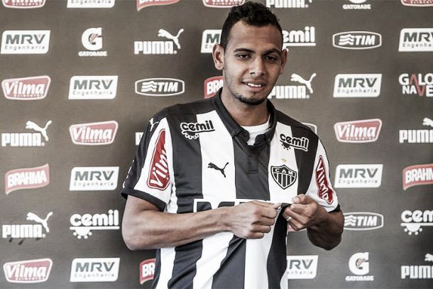 Lateral Mansur é apresentado no Atlético-MG e visa seguir passos de Douglas Santos