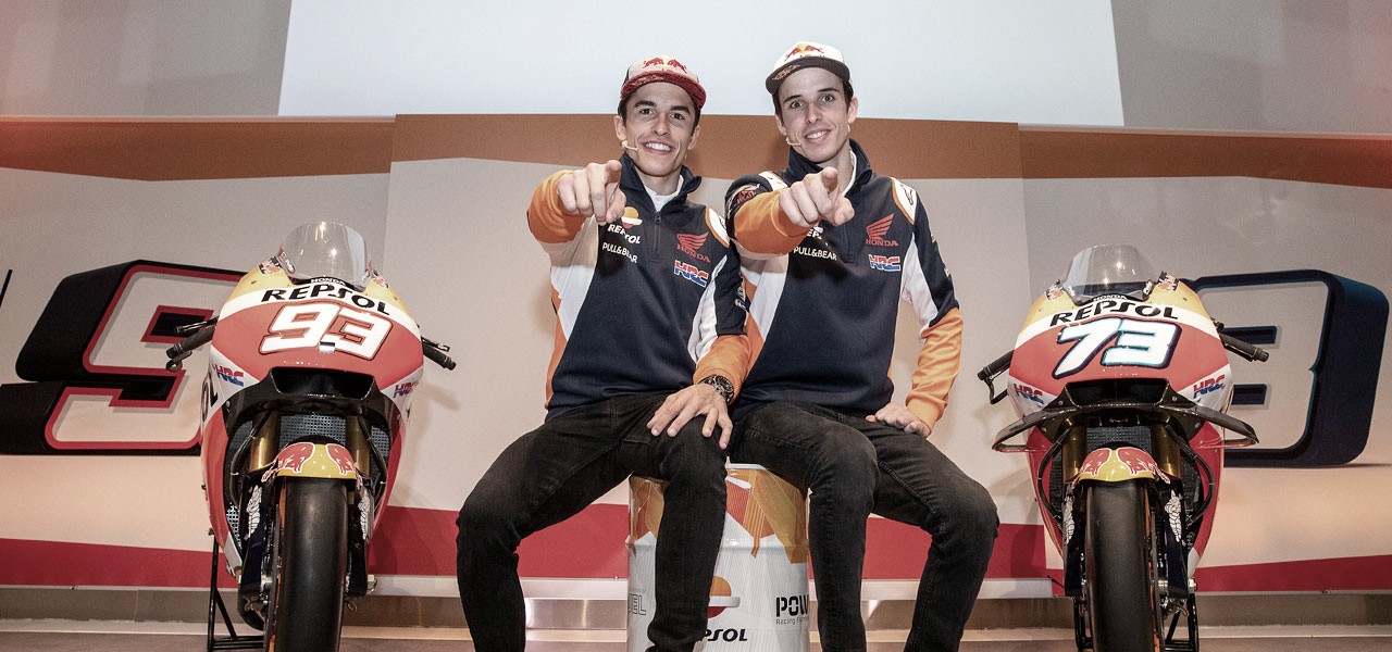  Álex y Marc Márquez presentan el casco solidario que lucirán en Jerez 