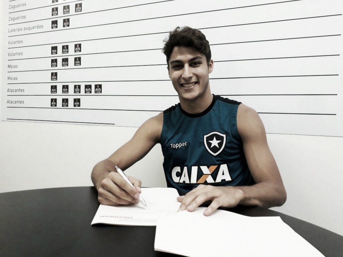 Depois de Gatito, Botafogo renova contrato de lateral-direito Marcinho até 2020 Depois de Gatito, Botafogo renova contrato de lateral-direito Marcinho até 2020