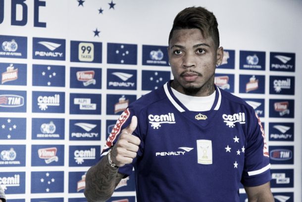 Marinho adota postura séria ao ser apresentado no Cruzeiro: "Descontraído só em campo"