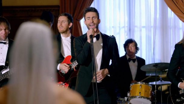 Maroon 5 aparece en bodas con 'Sugar'