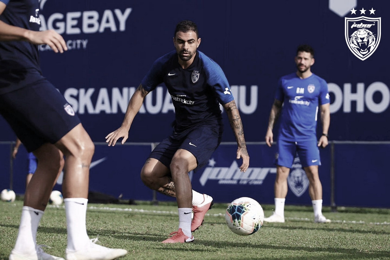 Maurício fala sobre nova temporada no Johor e liderança da equipe em busca de mais um título nacional Maurício fala sobre nova temporada no Johor e liderança da equipe em busca de mais um título nacional