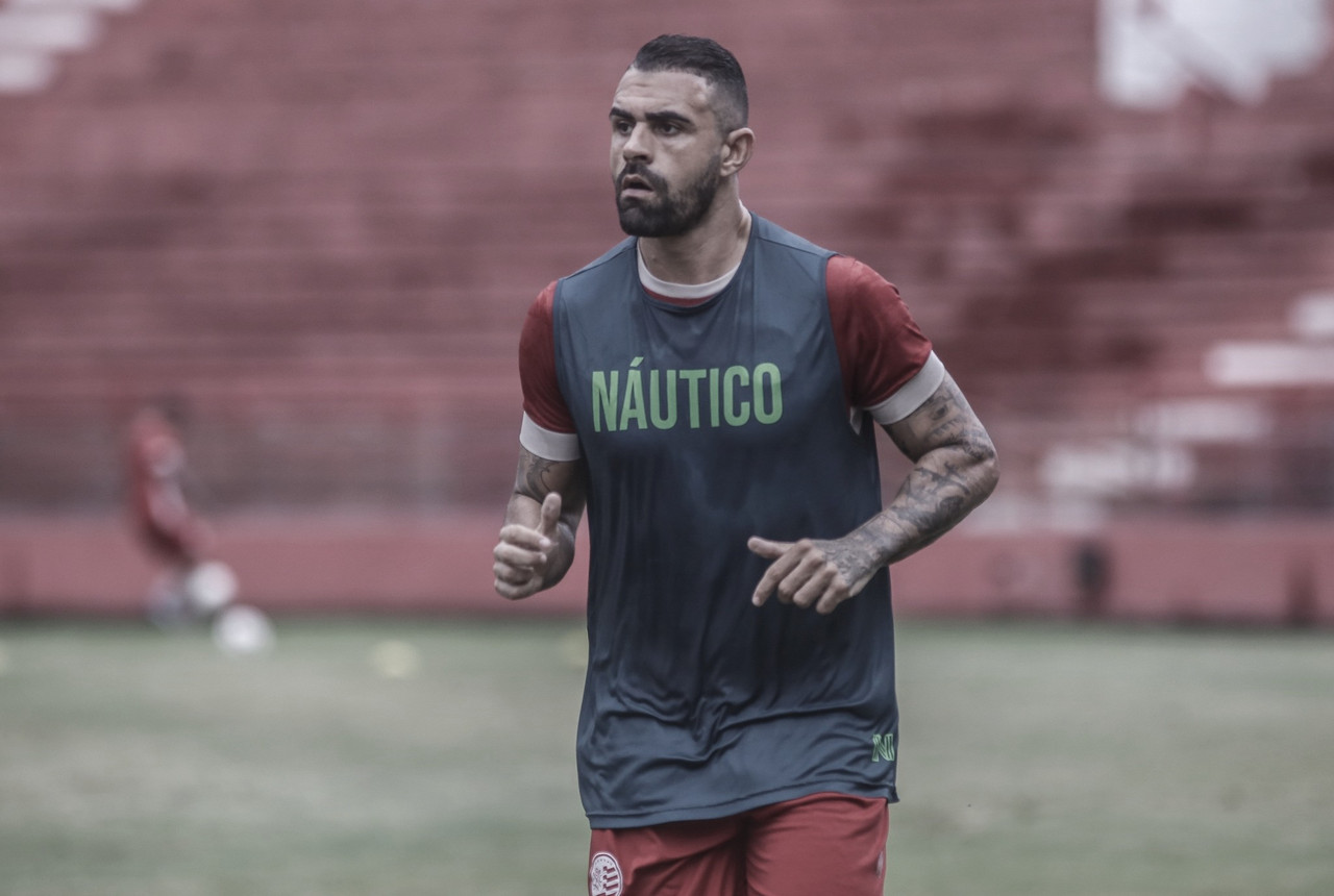 Maurício comemora gol em estreia e projeta recuperação do Náutico na temporada