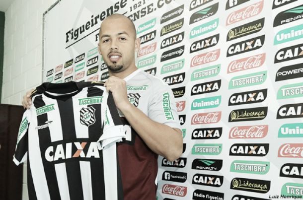 Atacante Mazola é apresentado oficialmente no Figueirense