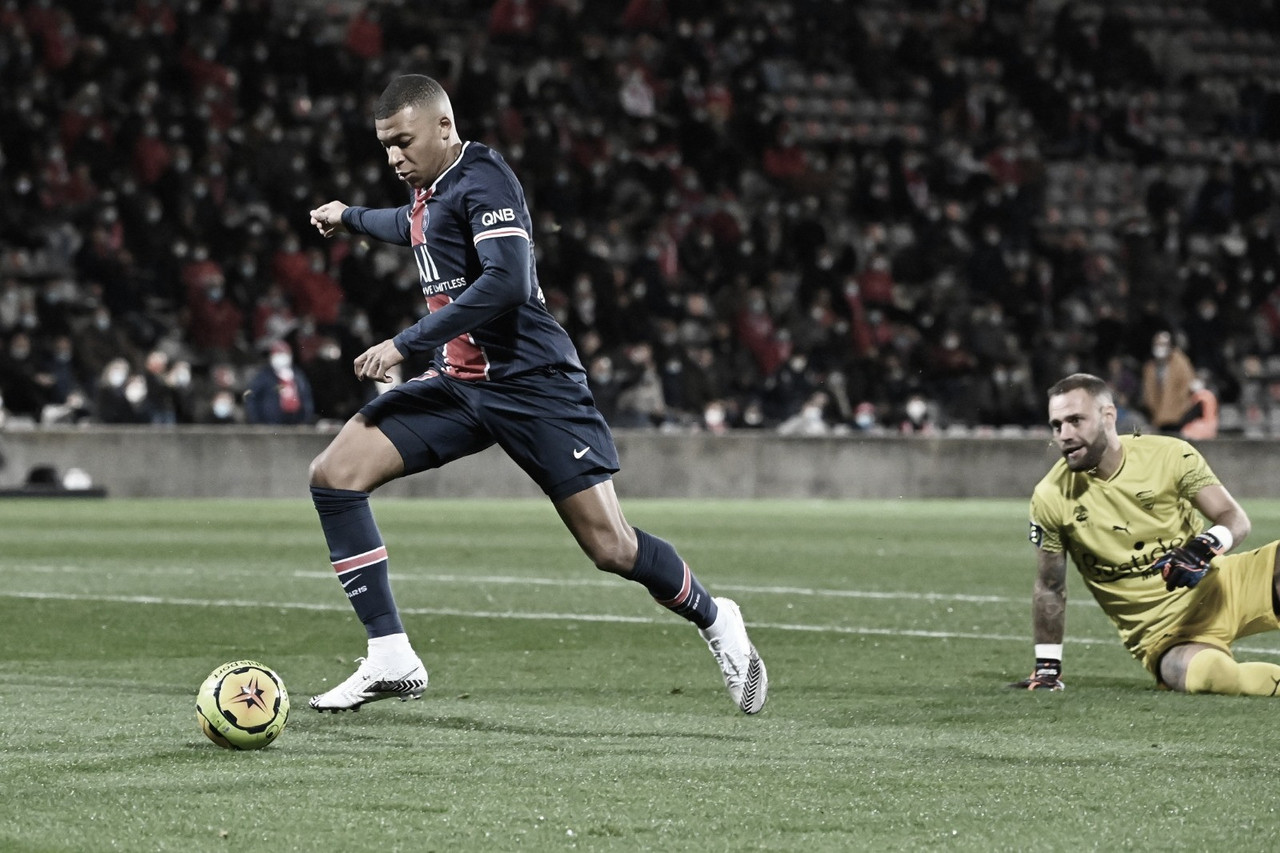 Com dois
gols de Mbappé, PSG goleia Nîmes e assume liderança provisória da Ligue 1 Com dois
gols de Mbappé, PSG goleia Nîmes e assume liderança provisória da Ligue 1