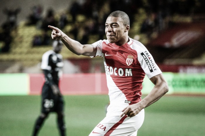 Com hat-trick do jovem Mbappé, Monaco atropela Metz e mantém vantagem na liderança
