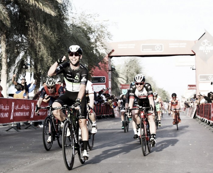 Abu Dhabi Tour, Cavendish si impone in volata in un finale convulso
