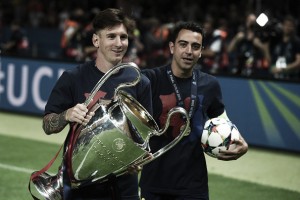 Xavi exalta meio-campo da Seleção Espanhola e reflete sobre Messi: "Taticamente, entende tudo"