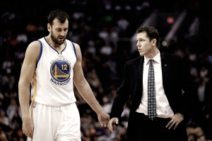 Andrew Bogut firma por los Lakers