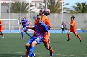 Las granotas caen ante un Barcelona que se aferra al título