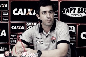 João Burse lamenta revés do Vitória contra Grêmio, mas isenta elenco: "Estão se dedicando"