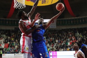 LegaBasket Serie A - Vitali e Landry, zampata Leonessa. Sassari cade ancora in casa (76-80)
