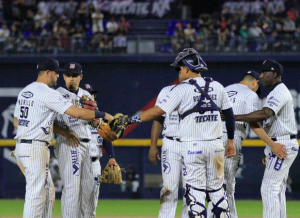 Aseguran Sultanes y Leones primer lugar en standings