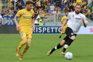 Pari in extremis per lo Spezia: Frosinone beffato al 92' da un rigore di Pessina