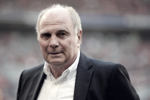 Presidente do Bayern, Uli Hoeness detona meia Özil: "Há anos que não joga m**** nenhuma"