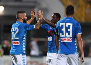 Verdi e Tonelli calano il sipario sul ritiro del Napoli, battuto il Chievo 2-0