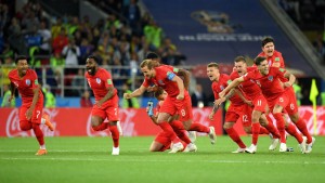 Inglaterra quebra maldição e está nos quartos