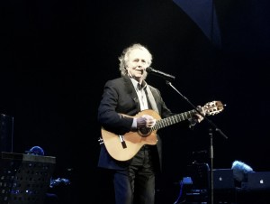 Serrat bañó Huelva con su brisa mediterránea