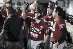 Toros estropea inauguración de Sultanes