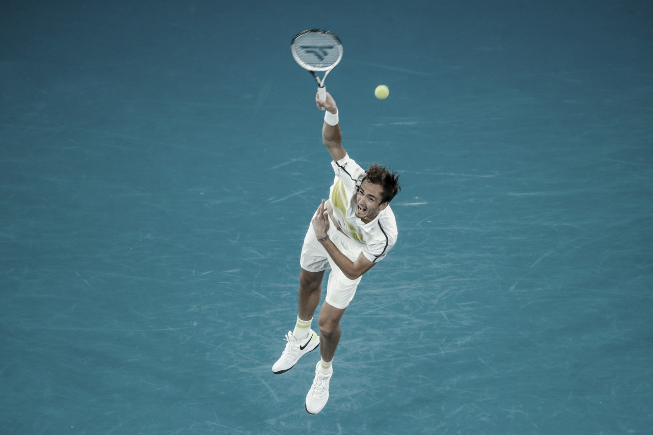 Medvedev comemora aniversário vencendo Carballés Baena no Australian Open Medvedev comemora aniversário vencendo Carballés Baena no Australian Open