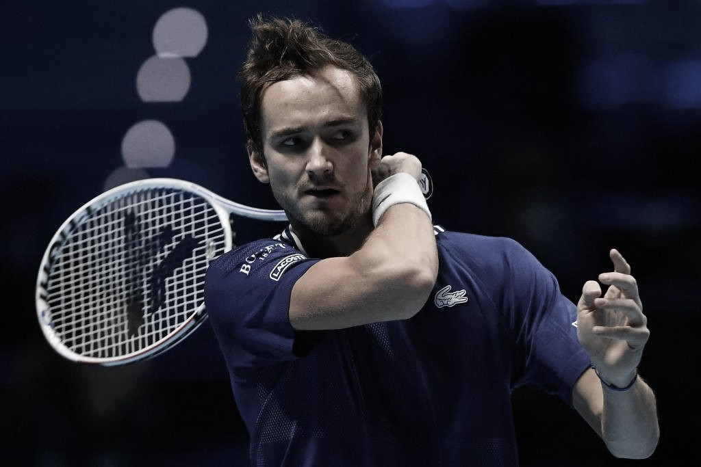 Medvedev aplica 'pneu', mas sofre para bater Sinner e mantém 100% no ATP Finals