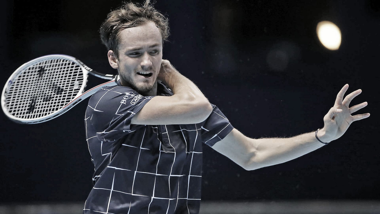 Medvedev derrota Zverev e fica em segundo em seu grupo no ATP Finals
