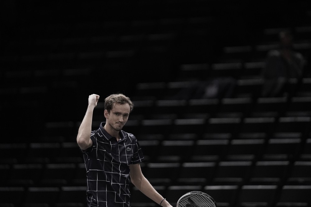 De virada, Medvedev vence De Minaur e avança às quartas em Paris De virada, Medvedev vence De Minaur e avança às quartas em Paris