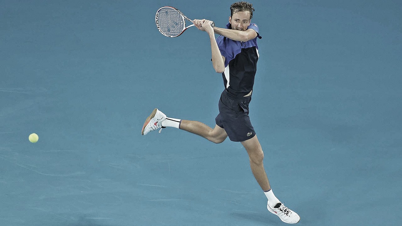 Medvedev sofre, mas vence Tiafoe na sua estreia no Australian Open