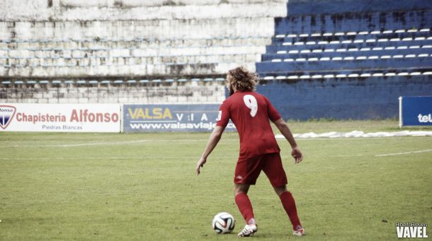 Mendi y Álex García, enfrentados por el gol