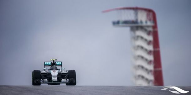 Nico Rosberg comanda el pelotón bajo la lluvia de Austin