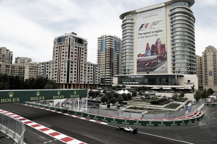 Hamilton senza rivali nel venerdì di Baku, Ferrari in crisi