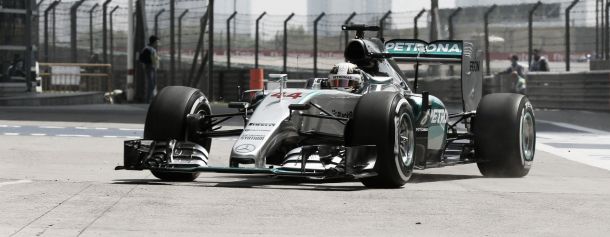 Mercedes no cede y Hamilton vuelve a liderar