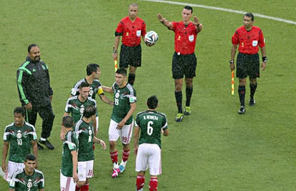 Castiga FIFA a árbitro asistente que anuló goles a México