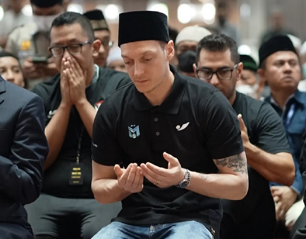 Mezut Ozil ke Masjid Istiqlal Jakarta