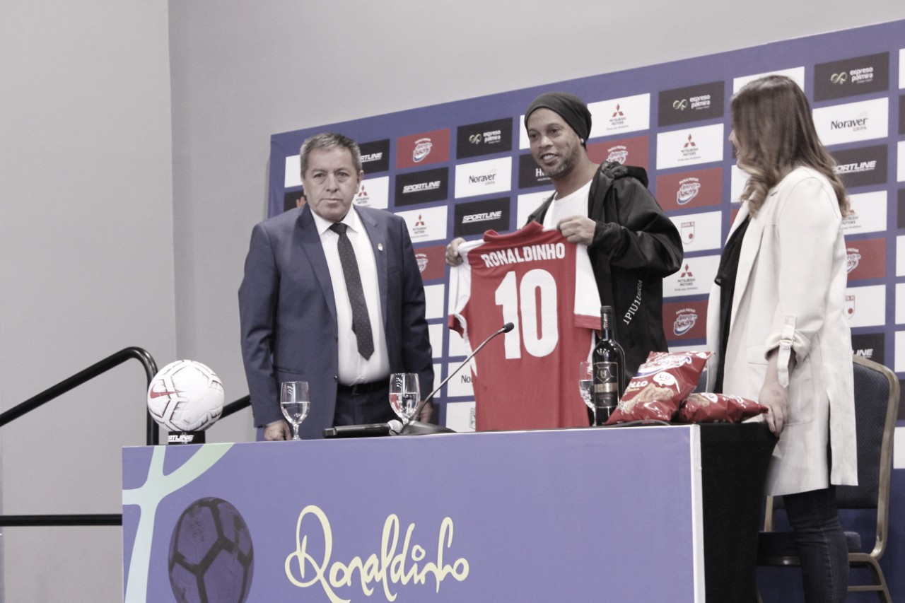 Ronaldinho ya está en Colombia para ponerse la 10 de Independiente Santa Fe Ronaldinho ya está en Colombia para ponerse la 10 de Independiente Santa Fe