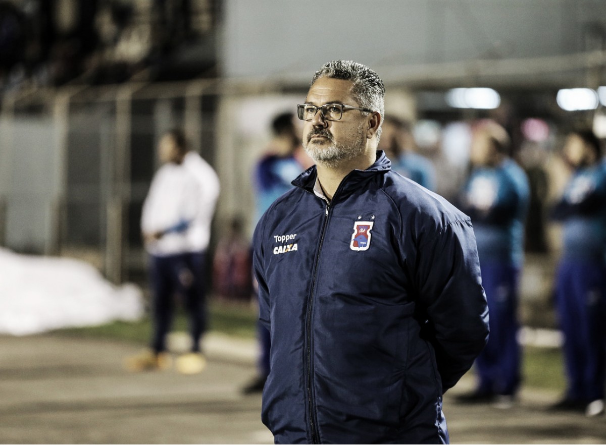 Torcida do Paraná cobra saída de Micale, mas treinador garante permanência apesar da derota