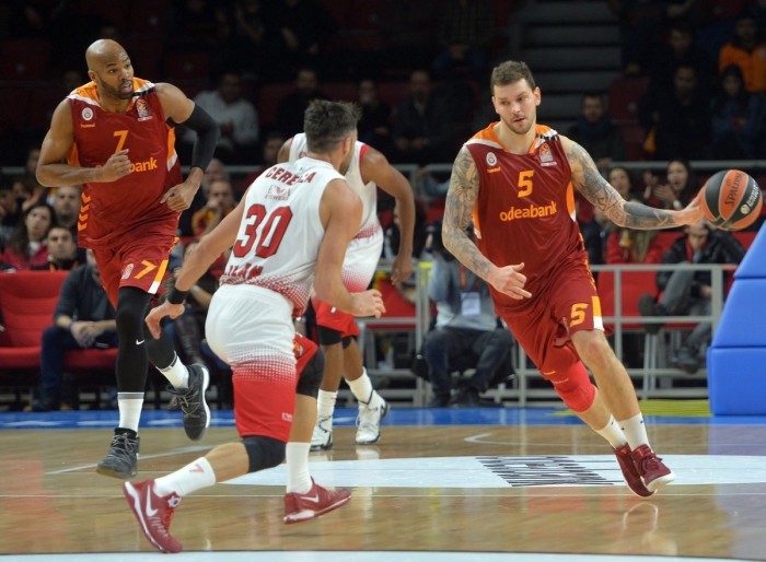 Eurolega - Milano lotta e reagisce, ma non basta: Schilb e Tyus regalano la vittoria al Galatasaray