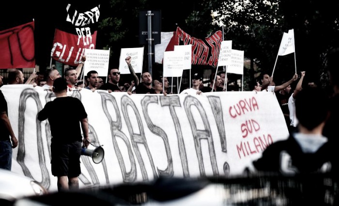 Milan, i tifosi ad Arcore contestano e chiedono chiarezza a Silvio Berlusconi