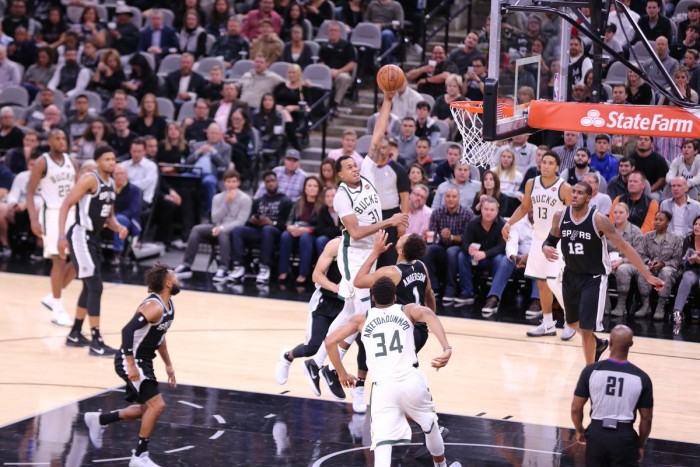NBA - Antetokounmpo trascina Milwaukee a San Antonio, Brooklyn espugna Portland