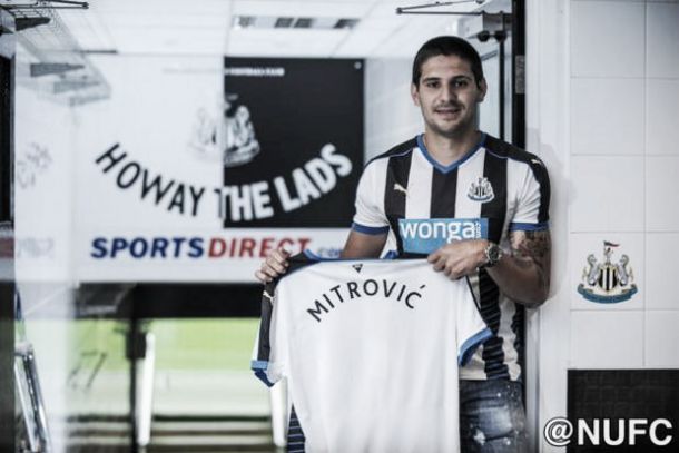 Porto e Benfica sem poder financeiro vêem Mitrovic assinar pelo Newcastle Porto e Benfica sem poder financeiro vêem Mitrovic assinar pelo Newcastle