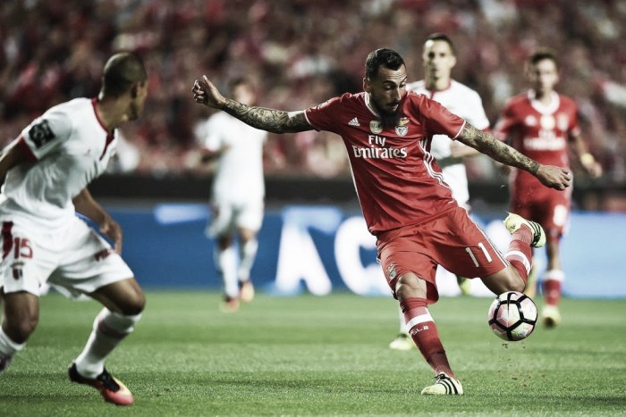 Mitroglou lleva al Benfica a lo más alto de la tabla