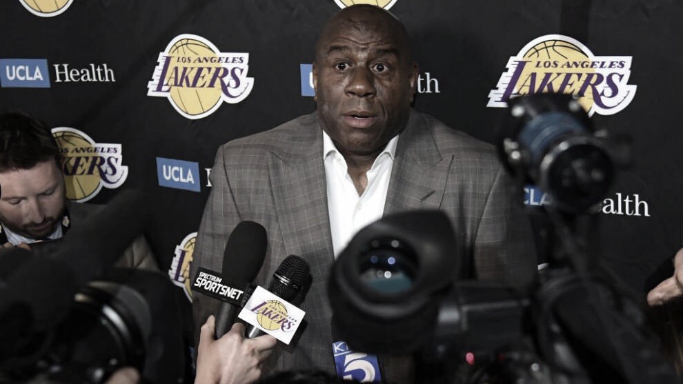 Magic Johnson deja los Lakers Magic Johnson deja los Lakers