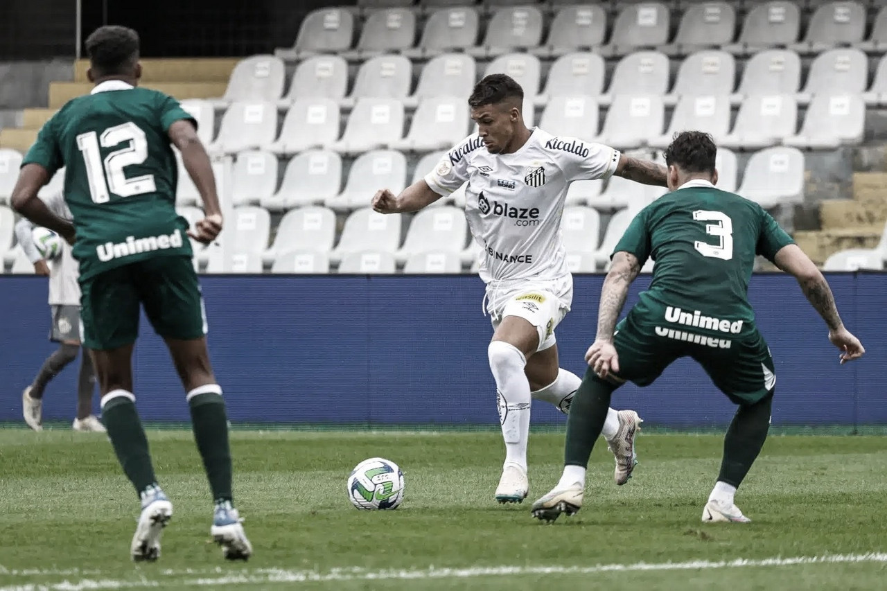 Goiás vence Coritiba e respira na luta contra o rebaixamento no