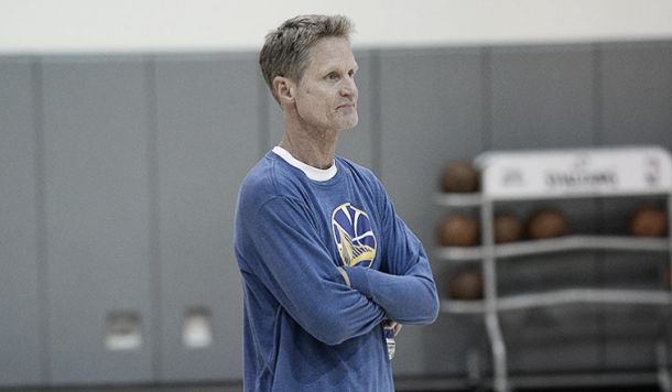Kerr se aleja de los Warriors por tiempo indefinido