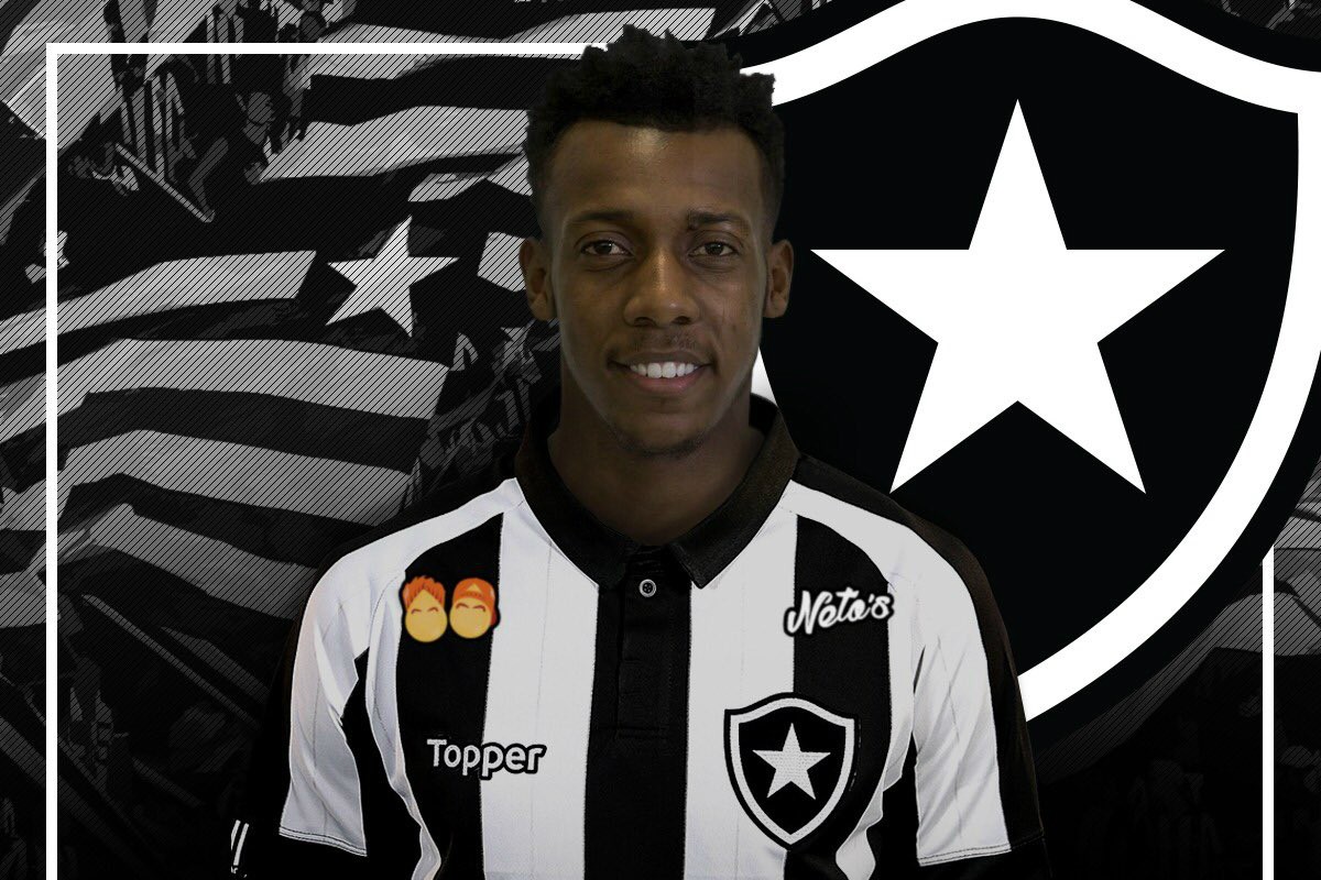 Reforço para a esquerda: lateral Moisés é oficializado pelo Botafogo