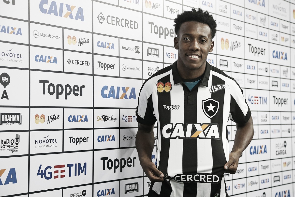 Apresentado no Botafogo, Moisés dribla desconfiança: "Vão me conhecer dentro de campo"