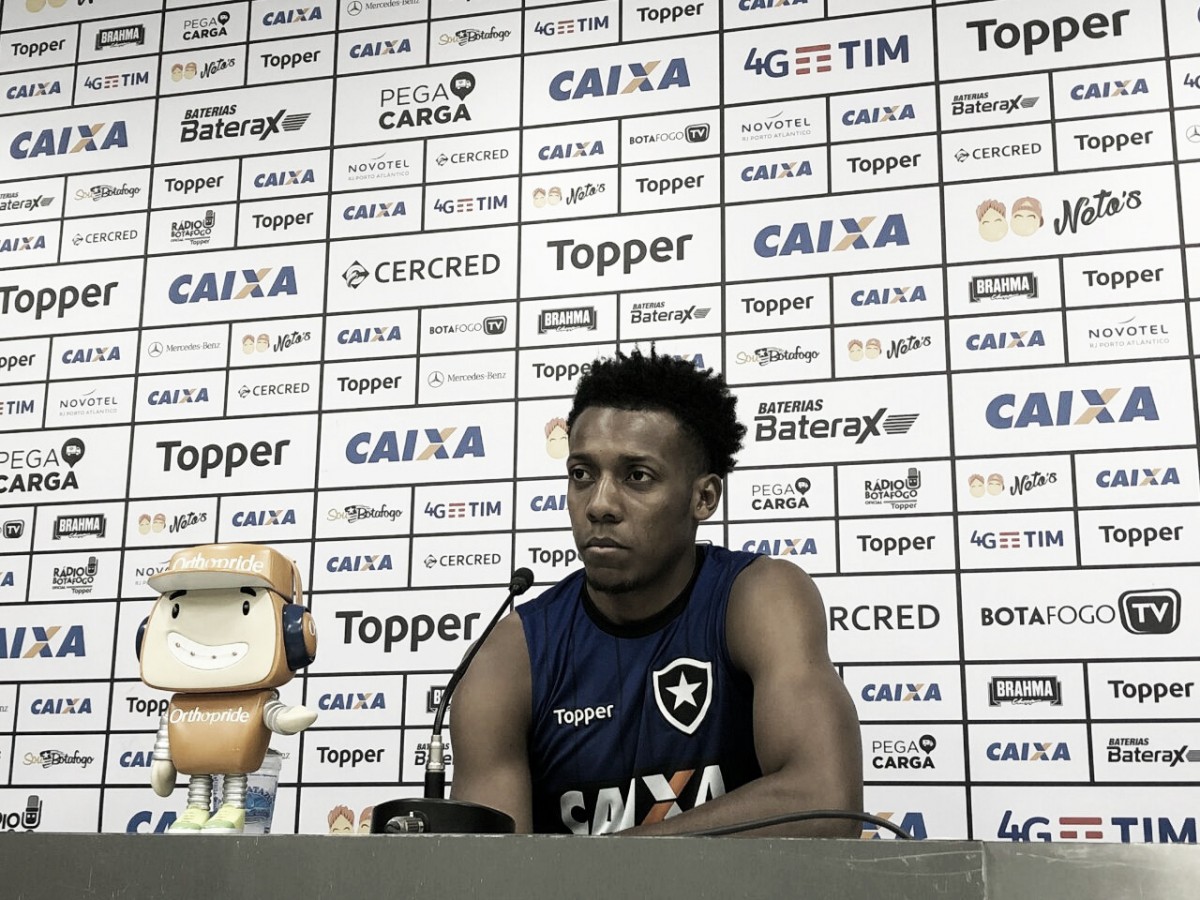 De volta após lesão, lateral Moisés projeta duelo do Botafogo contra São Paulo: "Jogo difícil"